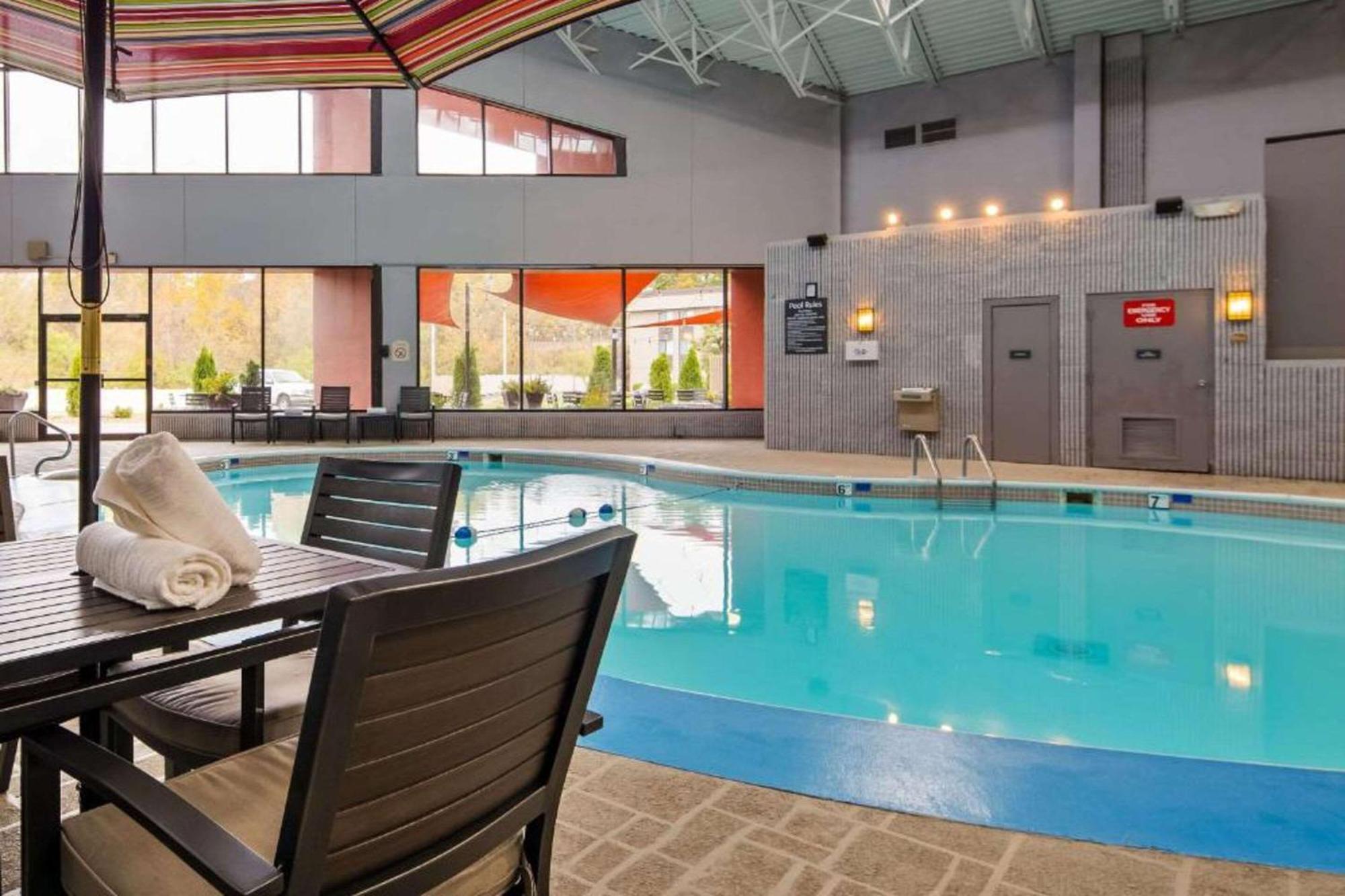 The Great Rivers, Ascend Hotel Collection Alton Bagian luar foto
