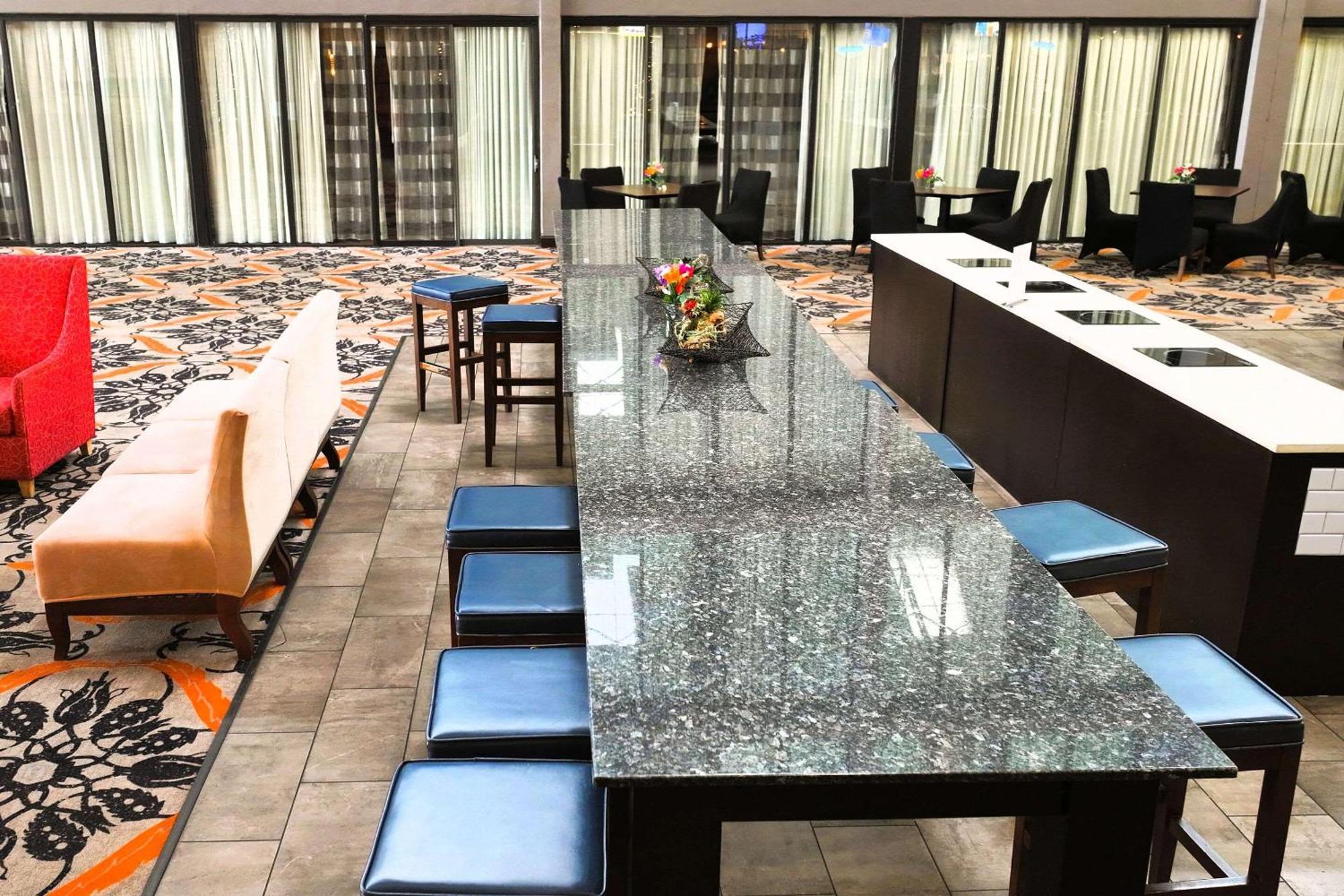 The Great Rivers, Ascend Hotel Collection Alton Bagian luar foto